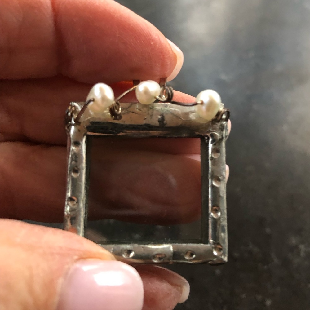 Picture frame pendant in etched silver with 3 little pearls across top - Picture 5 of 11
